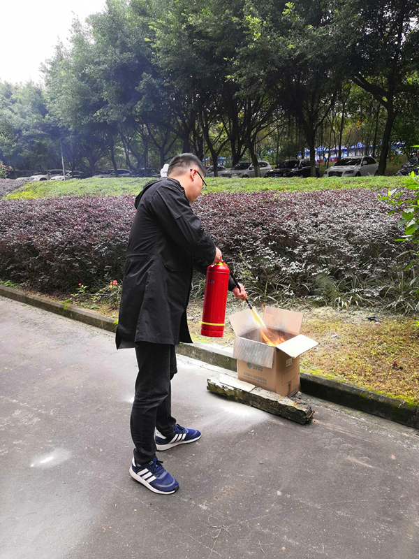 消防安全演练..jpg