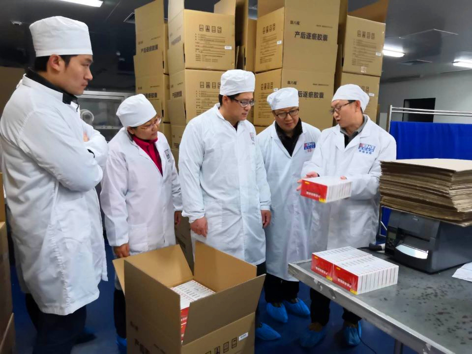 考察团在四川森科制药有限公司胶囊制剂车间.jpg
